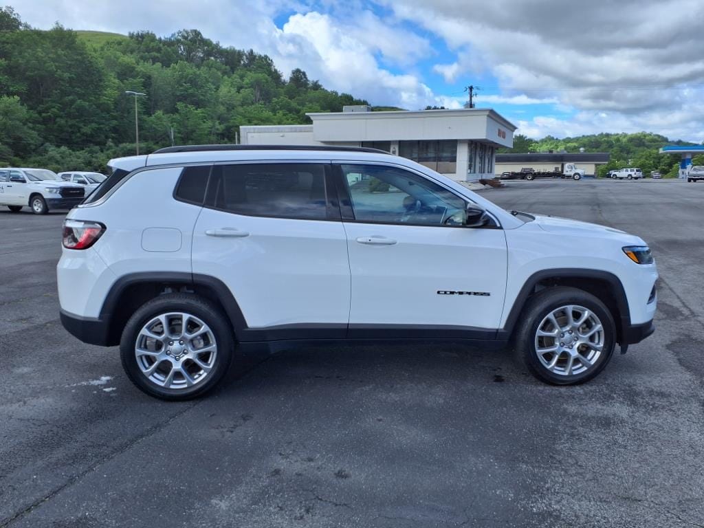Used 2022 Jeep Compass Latitude Lux with VIN 3C4NJDFB7NT127583 for sale in North Tazewell, VA