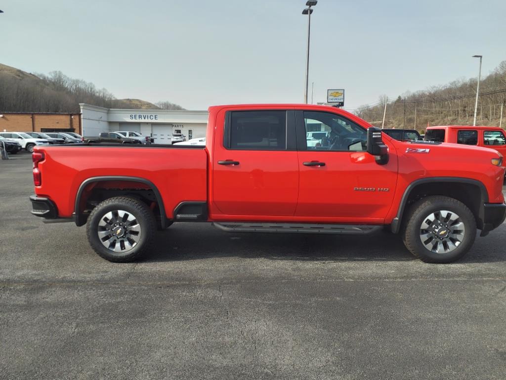 2025 Chevrolet Silverado 2500HD Custom photo 2