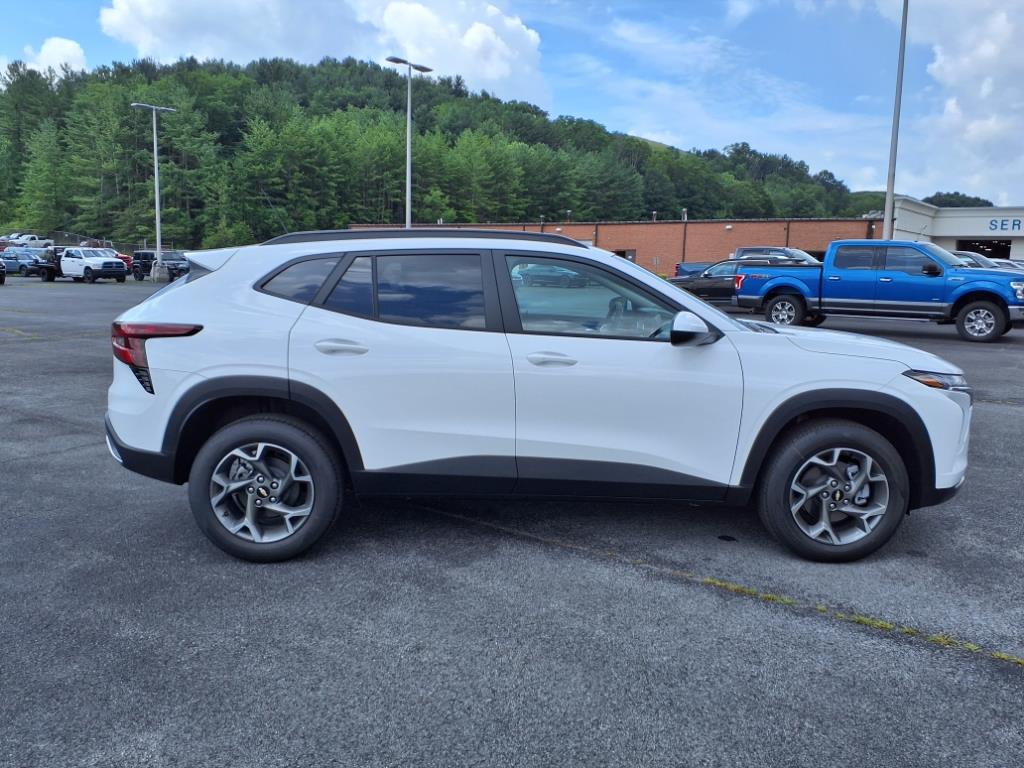 2025 Chevrolet Trax LT photo 2