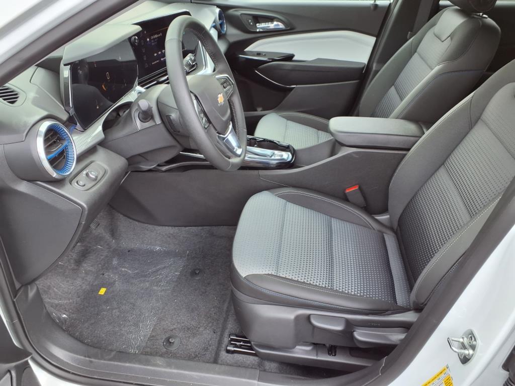 2025 Chevrolet Trax LT photo 4