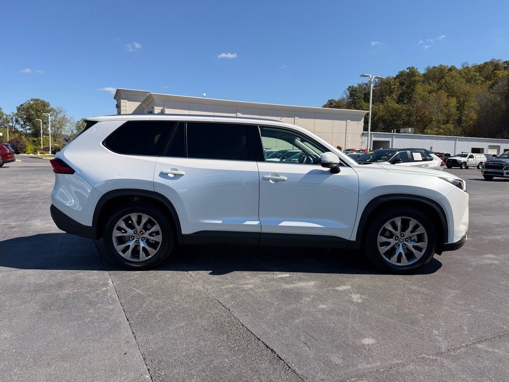 2024 Toyota Highlander Hybrid Limited photo 2