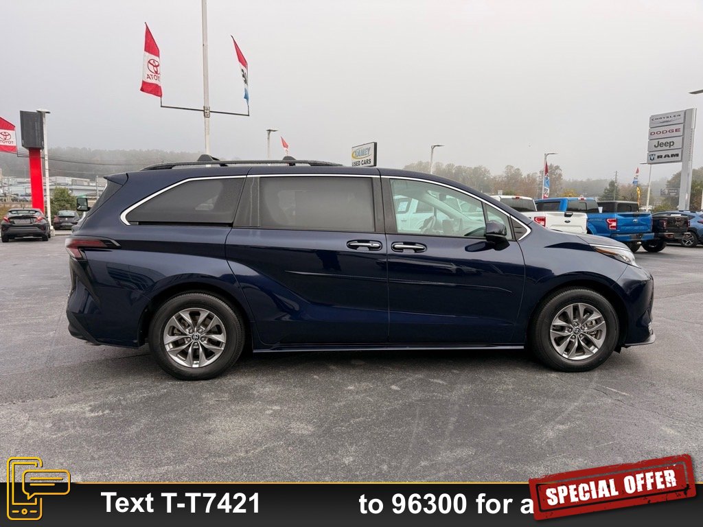 2023 Toyota Sienna XLE photo 2