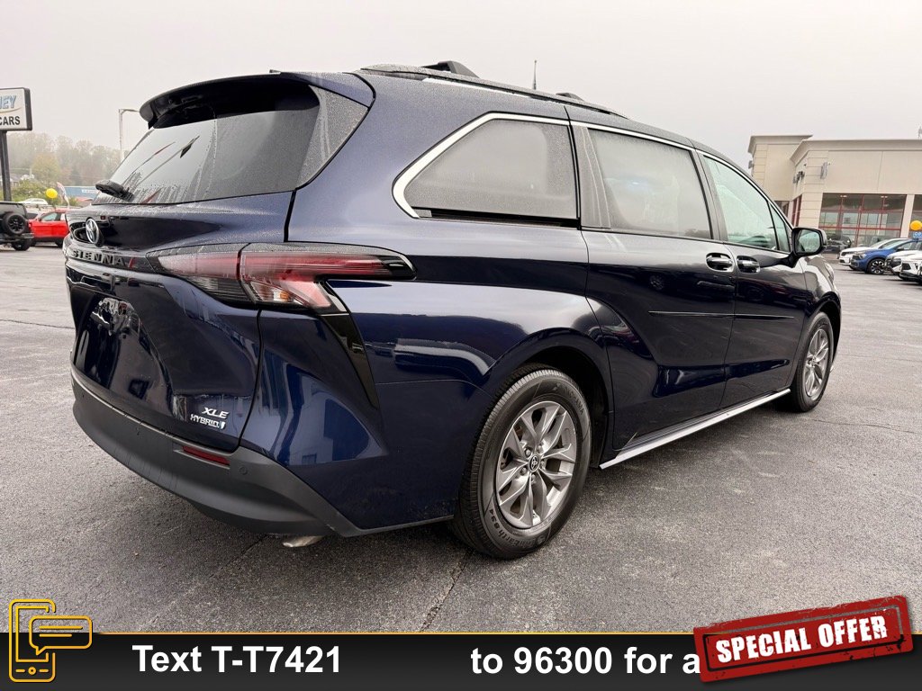 2023 Toyota Sienna XLE photo 3