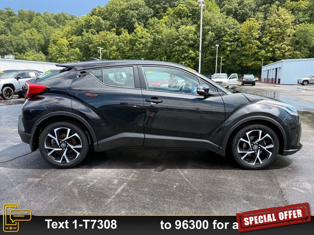 2022 Toyota C-HR XLE photo 2