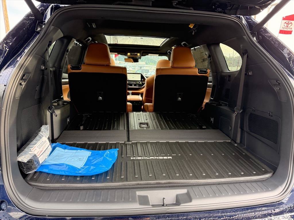 2026 Toyota Highlander Platinum - Photo 17