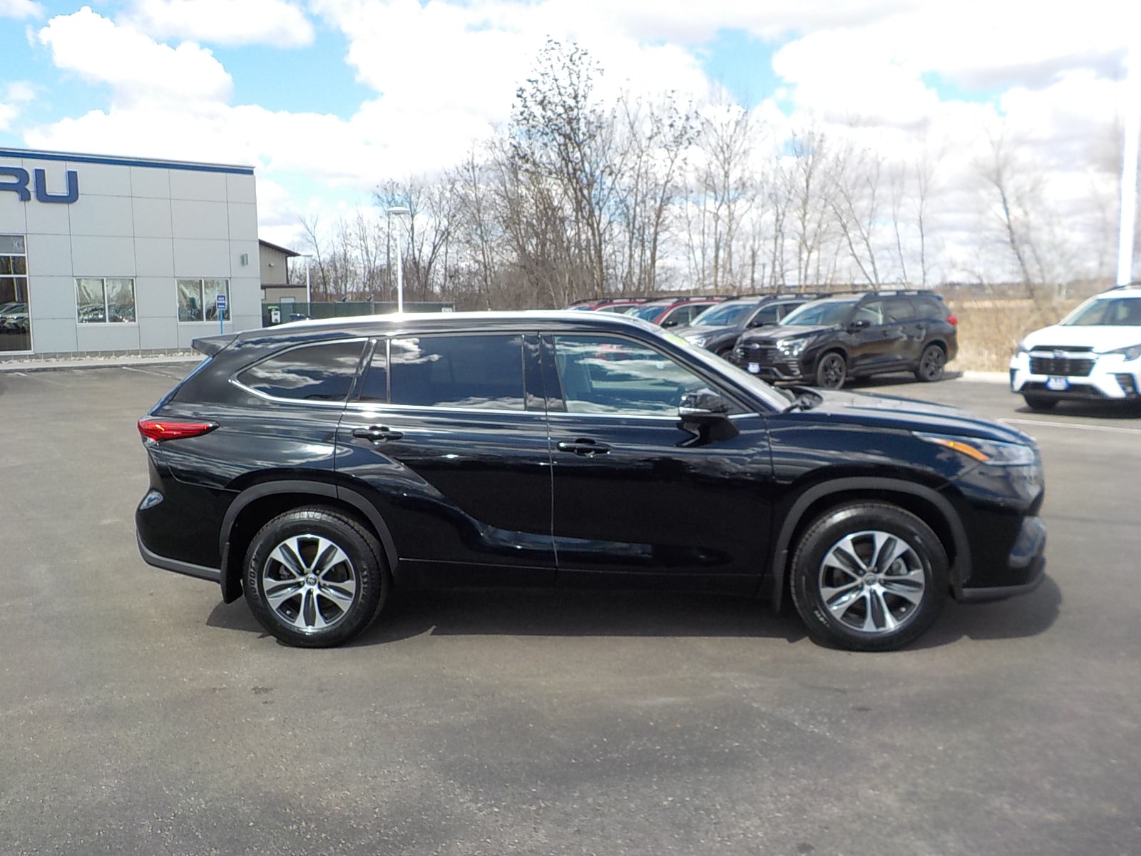 Used 2021 Toyota Highlander XLE with VIN 5TDHZRBH8MS159755 for sale in Detroit Lakes, Minnesota
