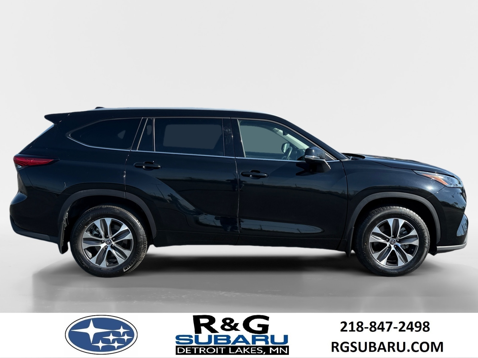 Used 2022 Toyota Highlander XLE with VIN 5TDHZRBHXNS584010 for sale in Detroit Lakes, Minnesota