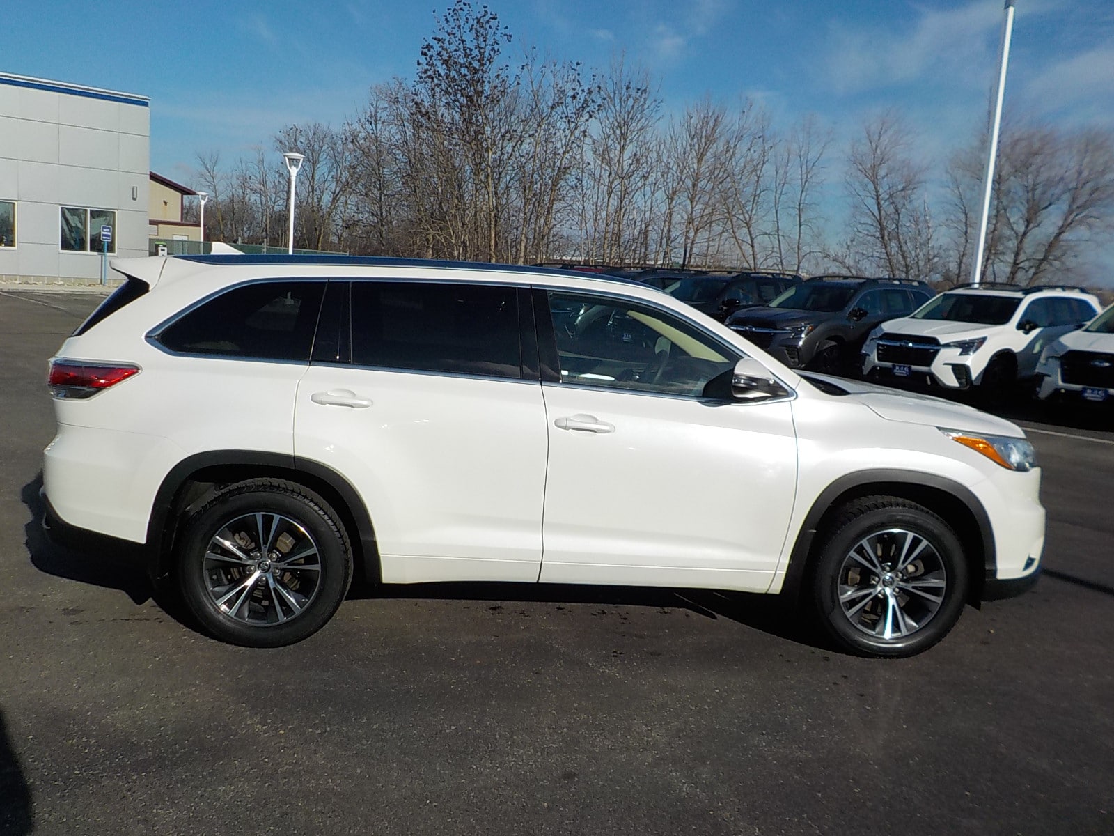 Used 2016 Toyota Highlander XLE with VIN 5TDJKRFH9GS247556 for sale in Detroit Lakes, Minnesota