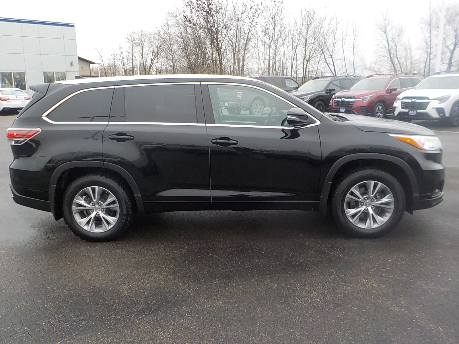 Used 2015 Toyota Highlander XLE with VIN 5TDJKRFH6FS162270 for sale in Detroit Lakes, Minnesota