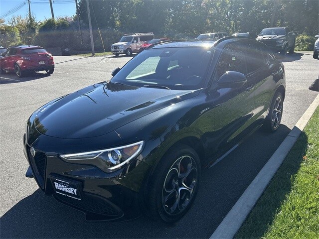 2022 Alfa Romeo Stelvio Ti Sport photo 4
