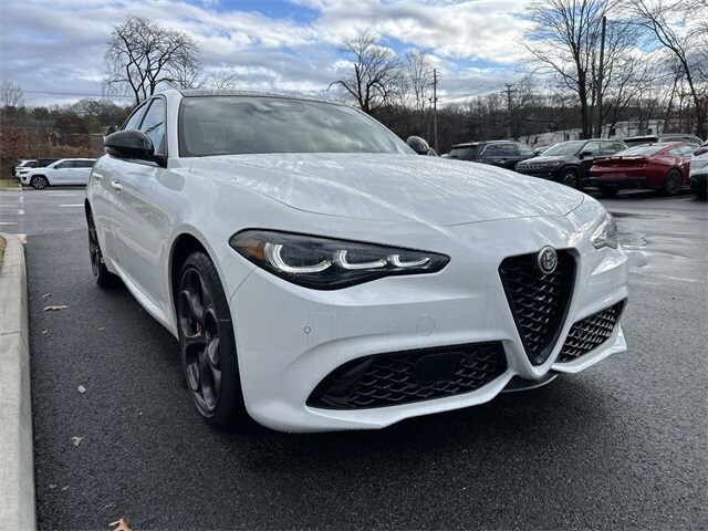 2025 Alfa Romeo Giulia photo 2