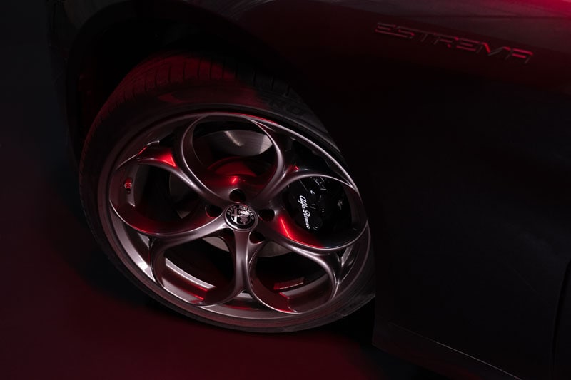 The 19-inch alloy wheels on the Giulia Estrema and 21-inch on the Stelvio Estrema are coated in gloss black.