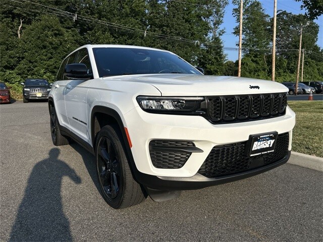 2022 Jeep Grand Cherokee Altitude photo 2