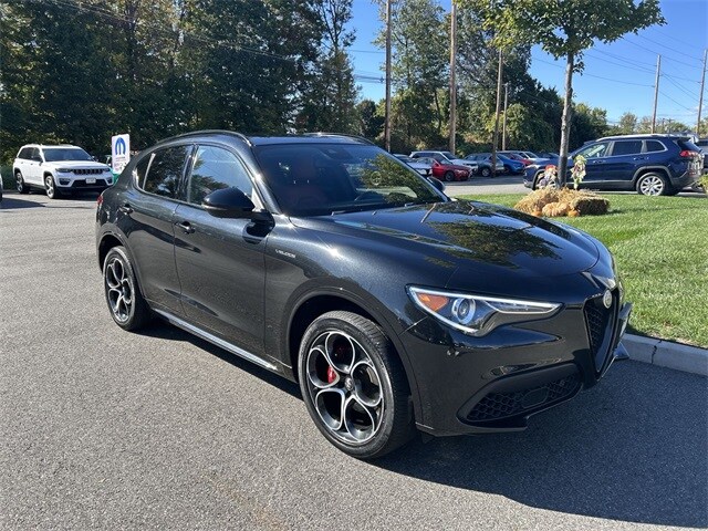 2022 Alfa Romeo Stelvio Ti Sport photo 2