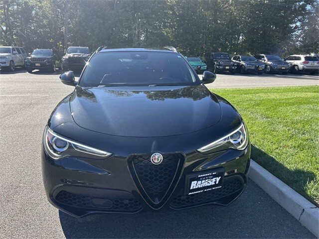 2022 Alfa Romeo Stelvio Ti Sport photo 3