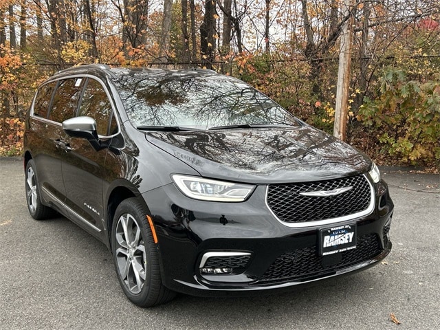 2026 Chrysler Pacifica Pinnacle's photo