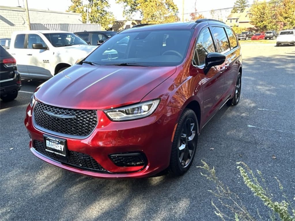 New 2026 Chrysler Pacifica LIMITED AWD Passenger Van