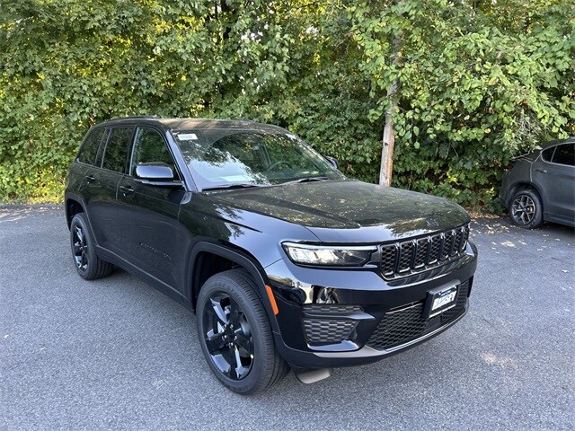 2025 Jeep Grand Cherokee Altitude photo 2