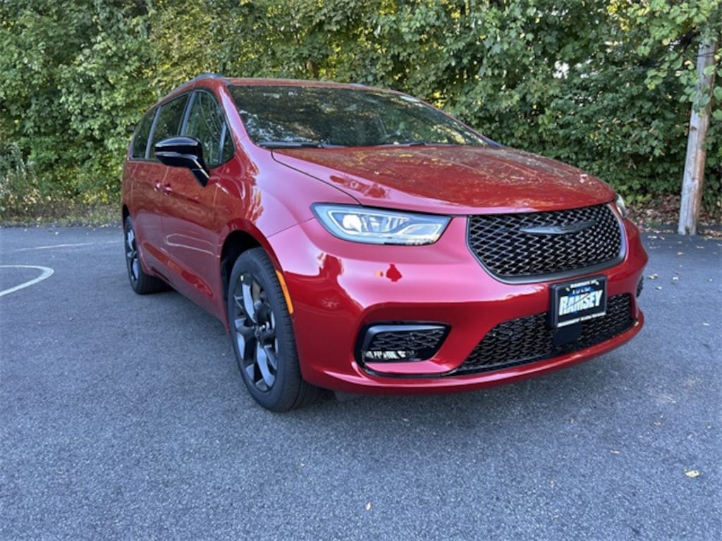 New 2026 Chrysler Pacifica LIMITED AWD Passenger Van