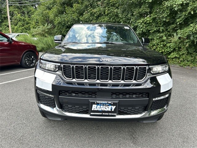 2025 Jeep Grand Cherokee Limited photo 3