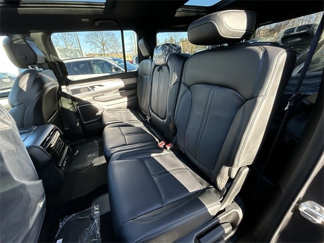 2025 Jeep Wagoneer L Series II - Photo 13