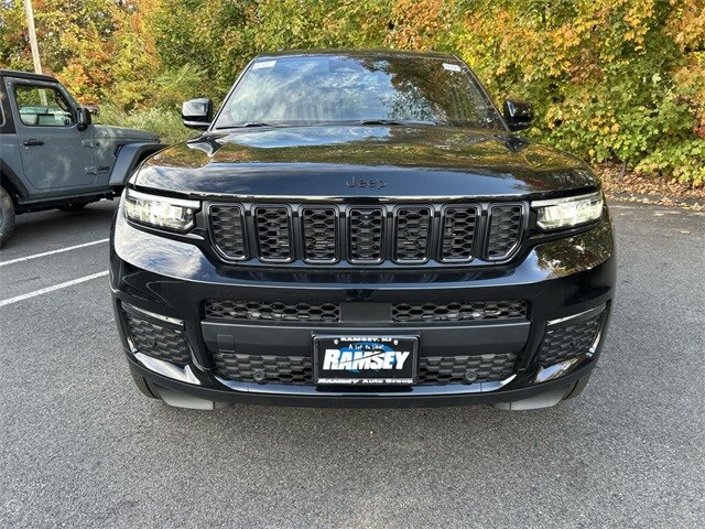 2025 Jeep Grand Cherokee Limited photo 3