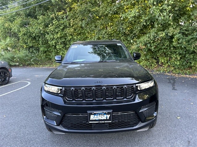 2025 Jeep Grand Cherokee Altitude photo 3