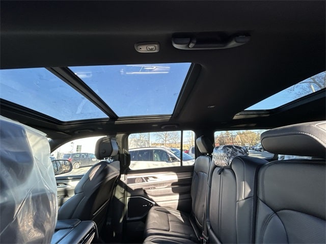 2025 Jeep Wagoneer L Series II - Photo 15