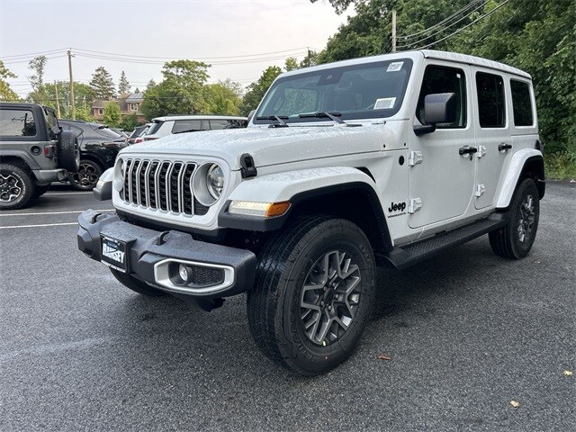 2025 Jeep Wrangler Sahara photo 4