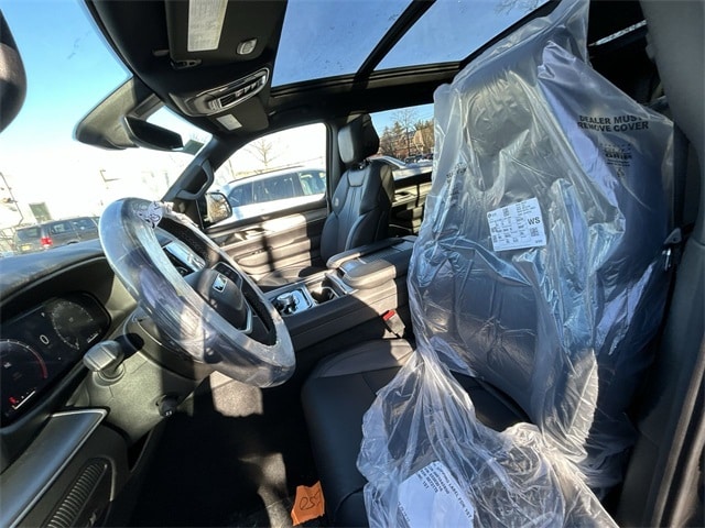 2025 Jeep Wagoneer L Series II - Photo 11