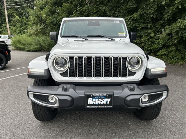 2025 Jeep Wrangler Sahara photo 2
