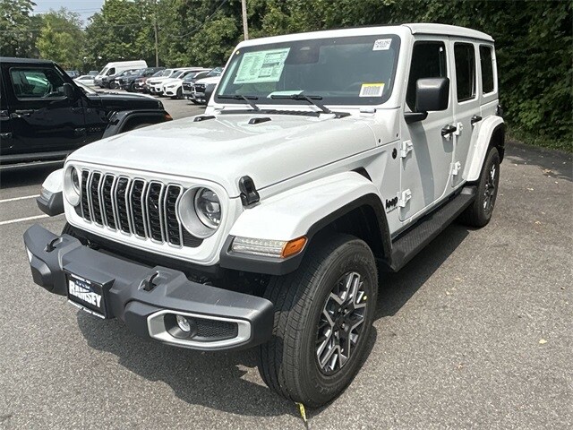2025 Jeep Wrangler Sahara photo 4