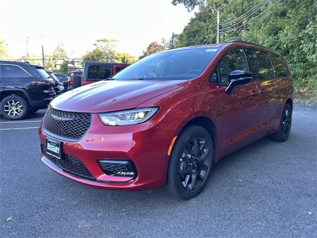 New 2026 Chrysler Pacifica LIMITED AWD Passenger Van