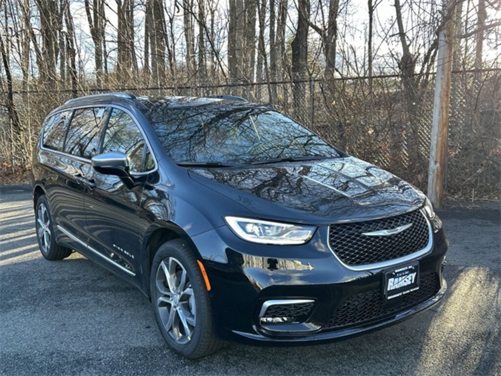 New 2026 Chrysler Pacifica PINNACLE AWD Passenger Van