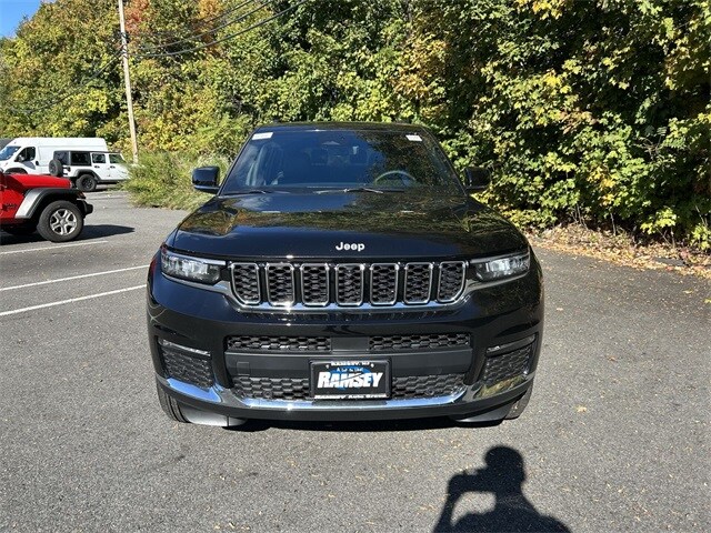 2025 Jeep Grand Cherokee Limited photo 3