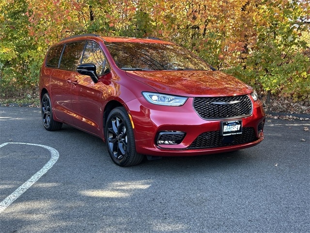 2026 Chrysler Pacifica Limited's photo