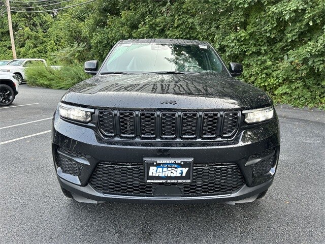 2025 Jeep Grand Cherokee Altitude photo 3