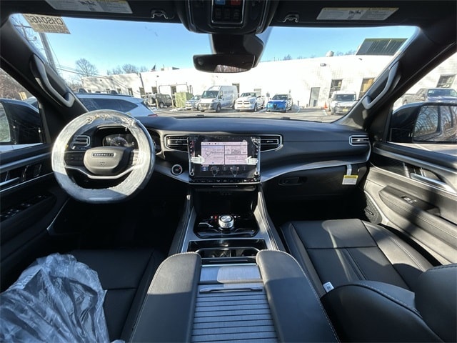 2025 Jeep Wagoneer L Series II - Photo 12