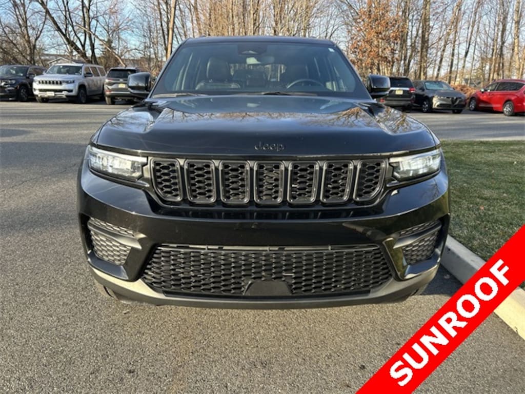 Used 2022 Jeep Grand Cherokee Laredo SUV