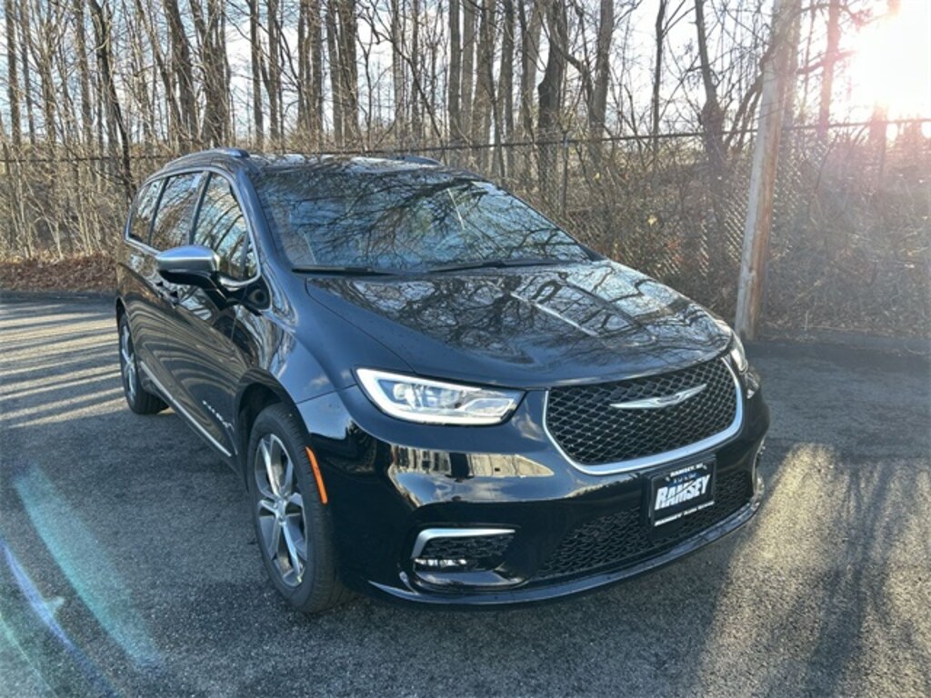 New 2026 Chrysler Pacifica PINNACLE AWD Passenger Van