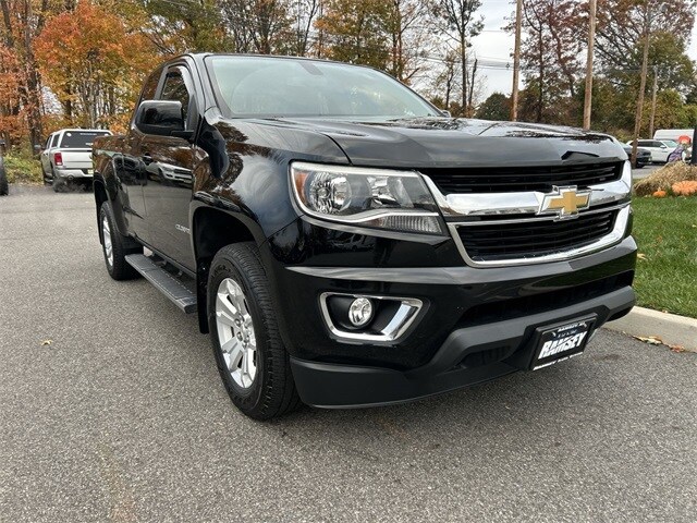 2017 Chevrolet Colorado LT photo 2