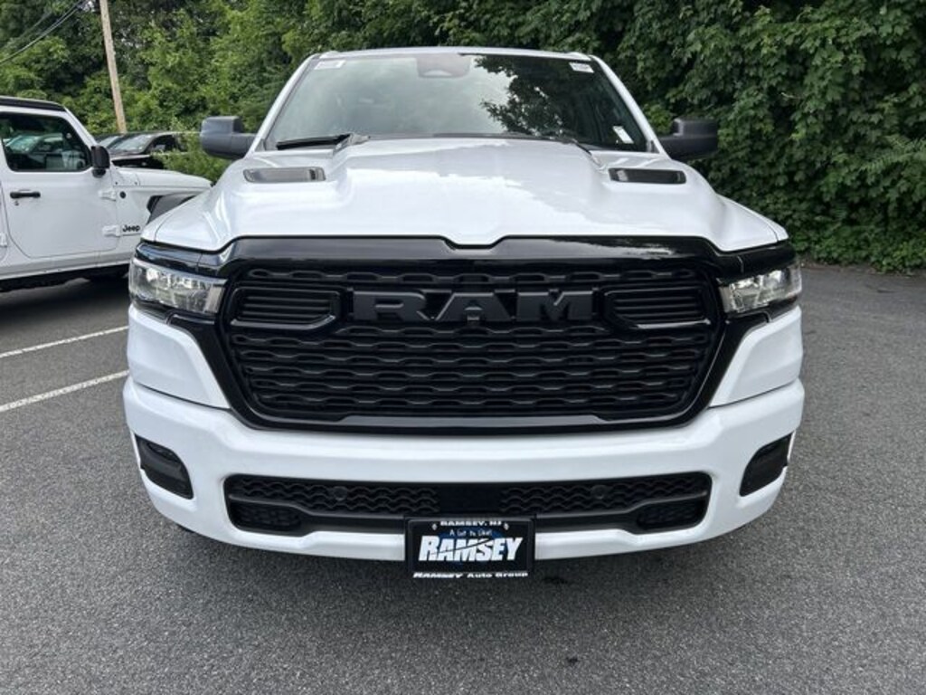New 2026 Ram 1500 EXPRESS CREW CAB 4X4 5'7 BOX Pickup