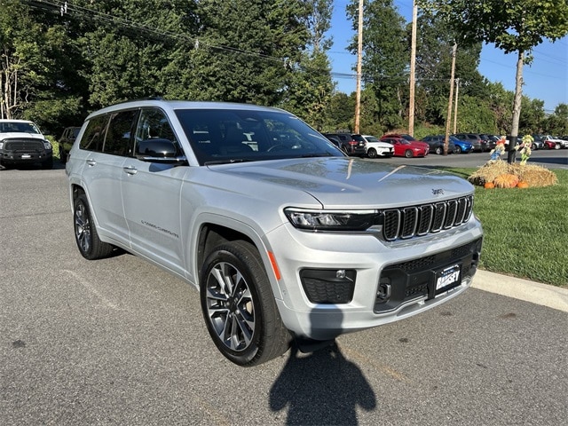 2022 Jeep Grand Cherokee Overland photo 2