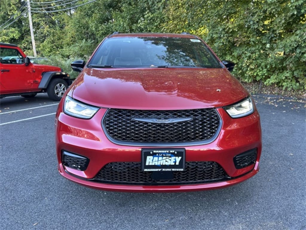 New 2026 Chrysler Pacifica LIMITED AWD Passenger Van