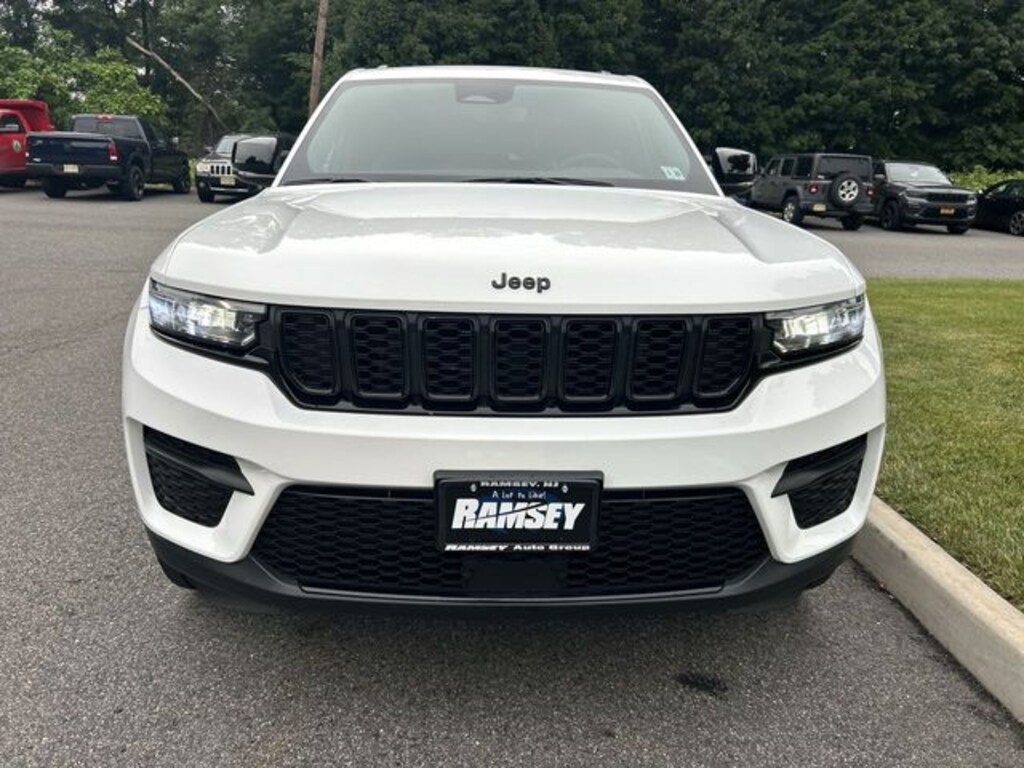 Used 2023 Jeep Grand Cherokee Laredo SUV