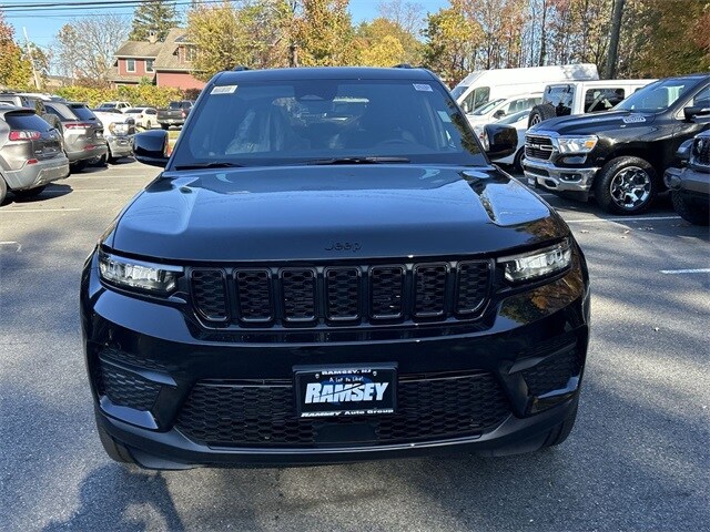 2025 Jeep Grand Cherokee Laredo Altitude photo 3