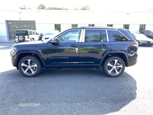2023 Jeep Cherokee Base photo 2