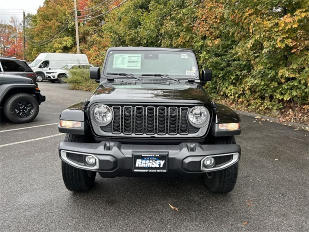 New 2025 Jeep Gladiator SPORT S 4X4 Pickup