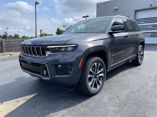 2022 Jeep Grand Cherokee Overland photo 2