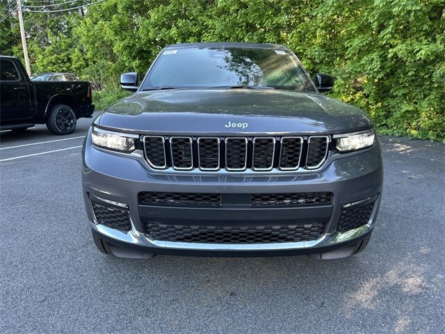 2025 Jeep Grand Cherokee Limited photo 3